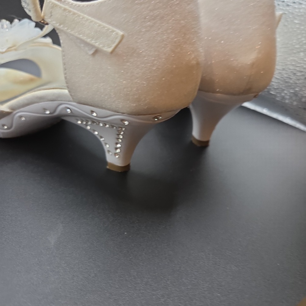 Dream Pairs Girls Dress Sandals Rhinestone ‎ Flower Kitten Heel Ivory Size 4 - Picture 6 of 6
